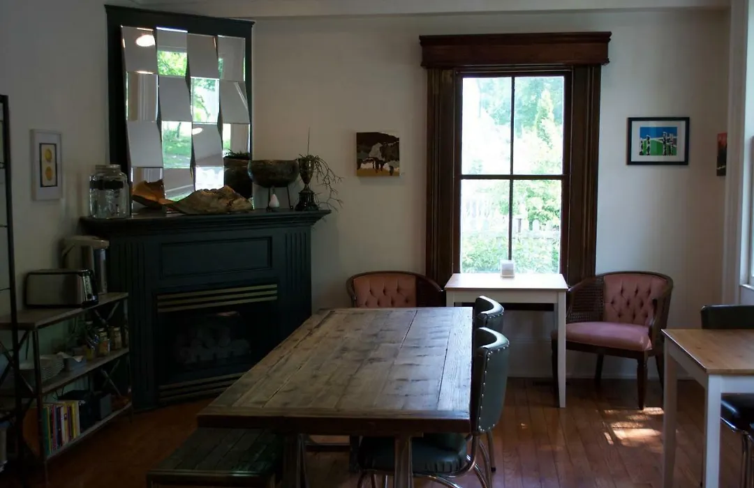 Queen Regent Bed & Breakfast-1